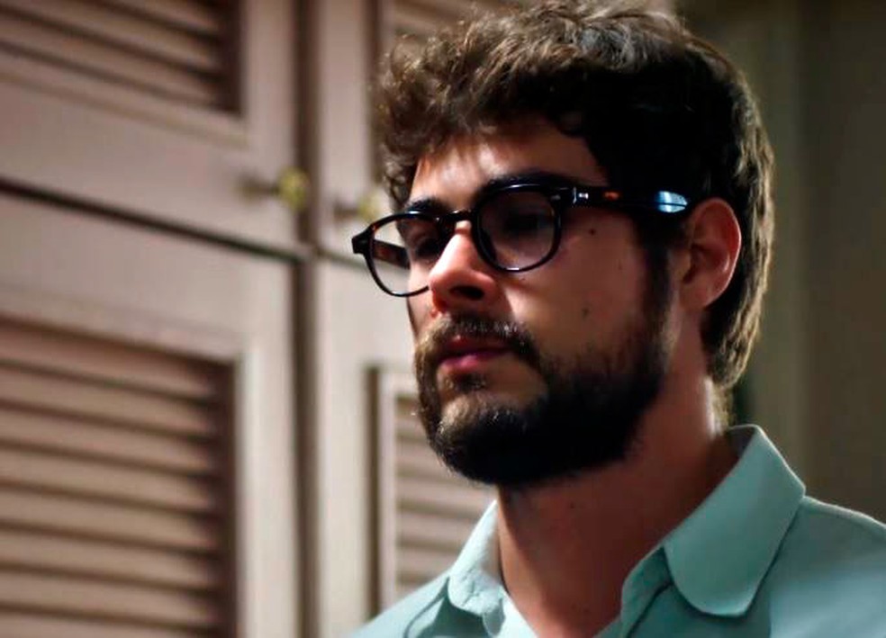 Terra e Paixão: Hélio entra em crise e decide romper com Agatha por Petra — Foto: Globo