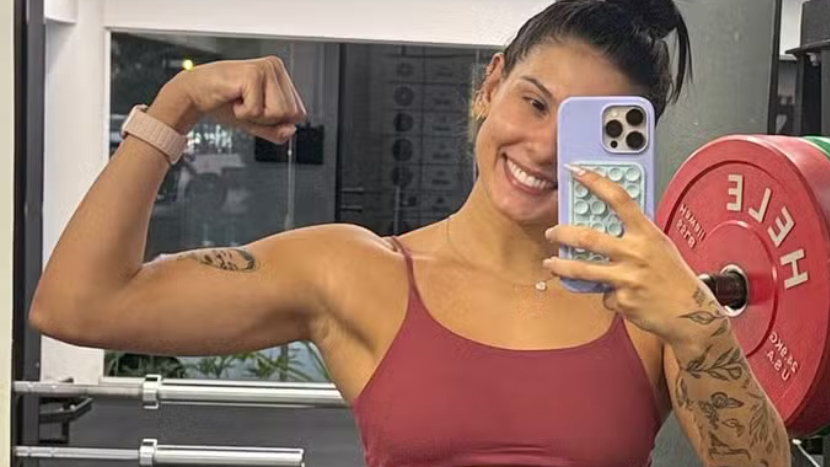Ana Castela dá 'confere' com selfie no espelho e exibe barriga trincada