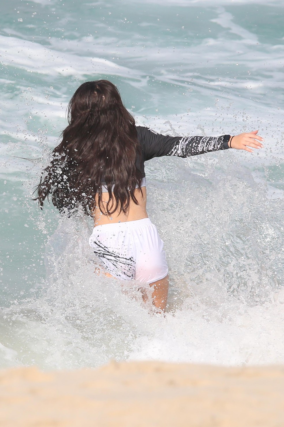 Jade Picon na praia — Foto: agnews
