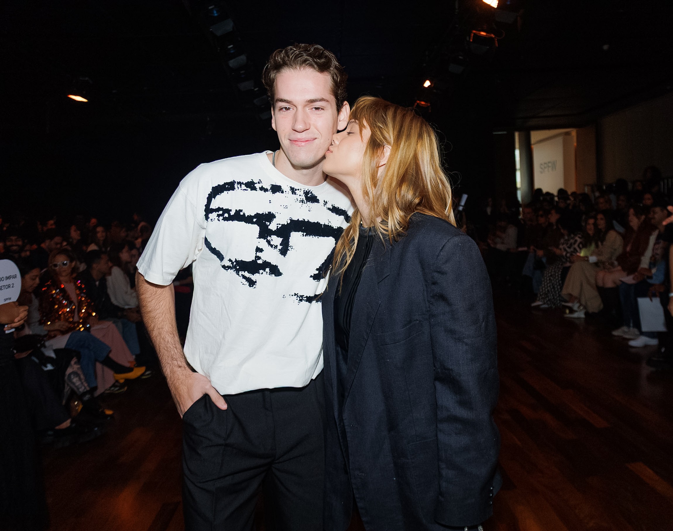 Filho de Giovanna Antonelli e Murilo Benício, Pietro marca presença no SPFW com a namorada