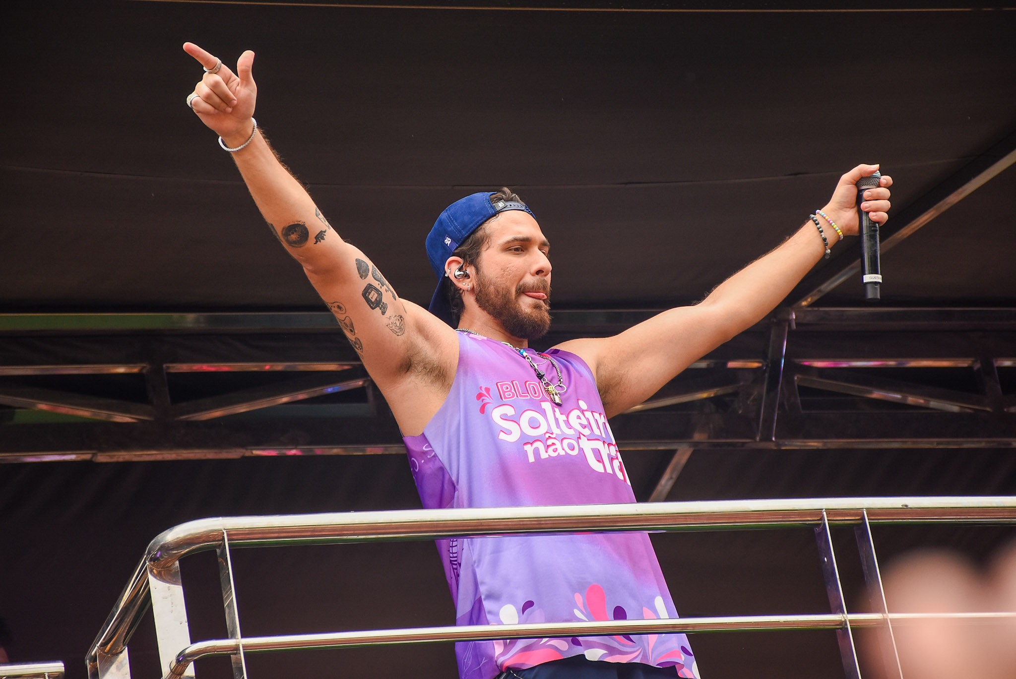 Dani Calabresa em momento romântico e mais: os famosos no bloco de Gustavo Mioto em São Paulo