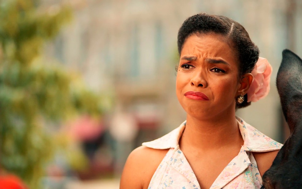 Dita fica arrasada com notícia mentirosa no jornal Êta Mundo Melhor! — Foto: Globo