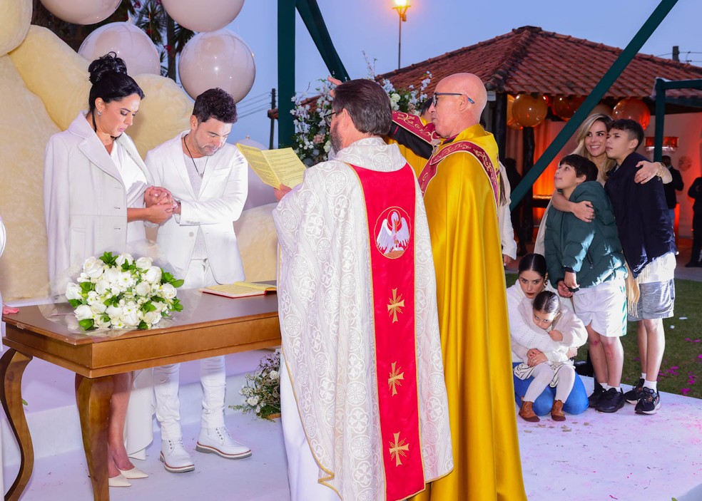Cerimônia de chá revelação contou com casamento surpresa entre Zezé di Camargo e Graciele Lacerda — Foto: brazil news