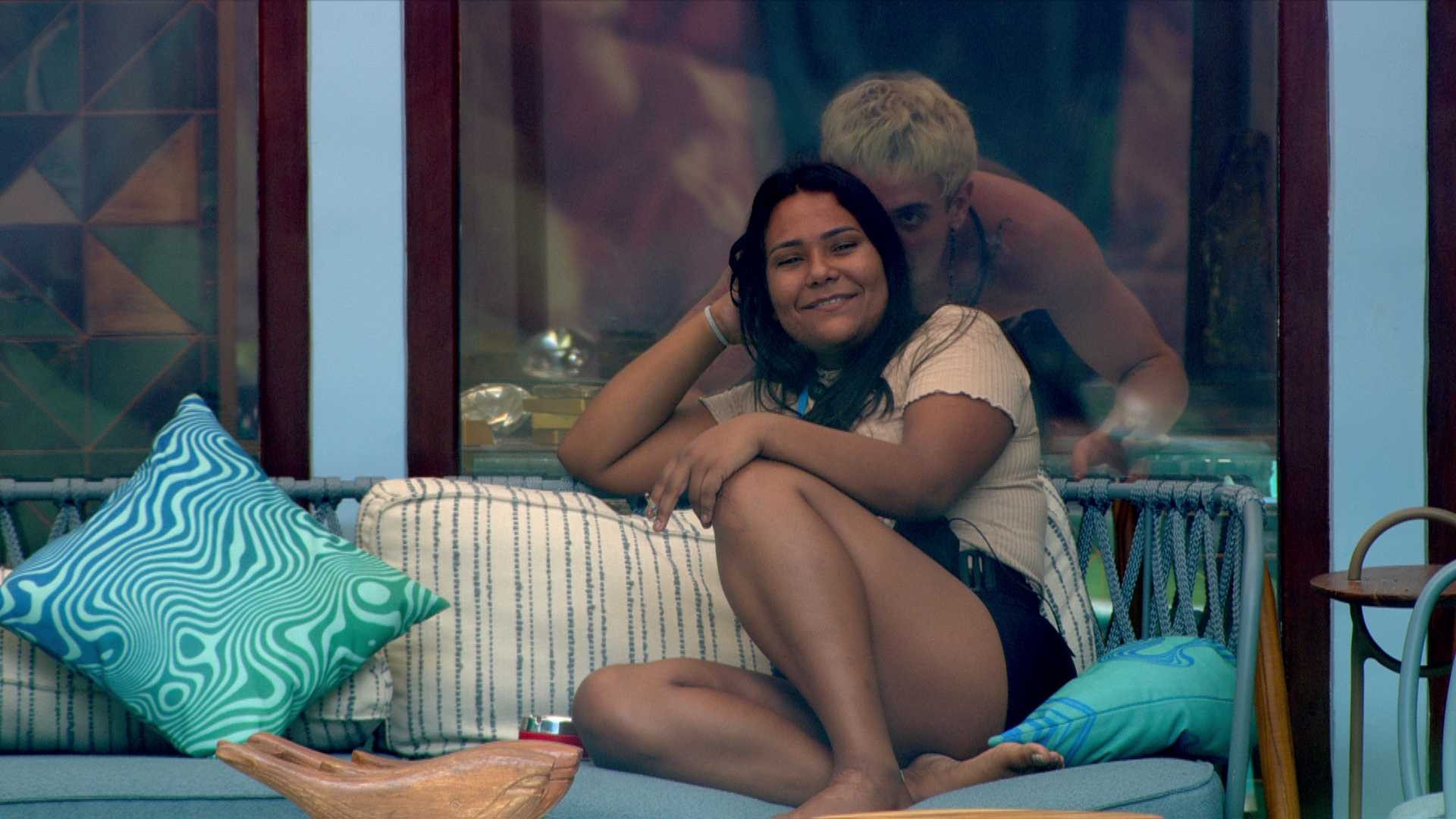 Juliano Floss se esconde atrás de vidro e dá susto em Chaiany no BBB 26; assista!