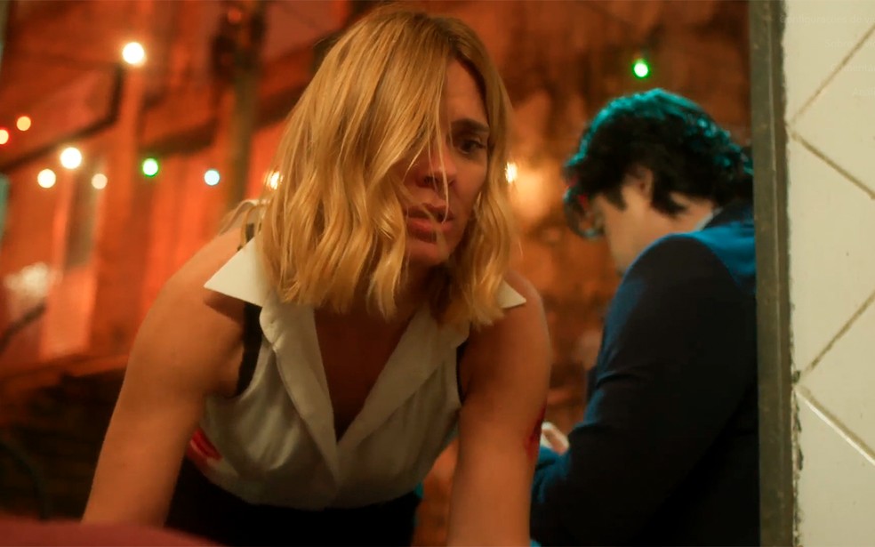 Lumiar (Carolina Dieckmann) fica no meio de um tiroteio no bar do Orfeu (Jonathan Haagensen) em Vai na Fé — Foto: Globo