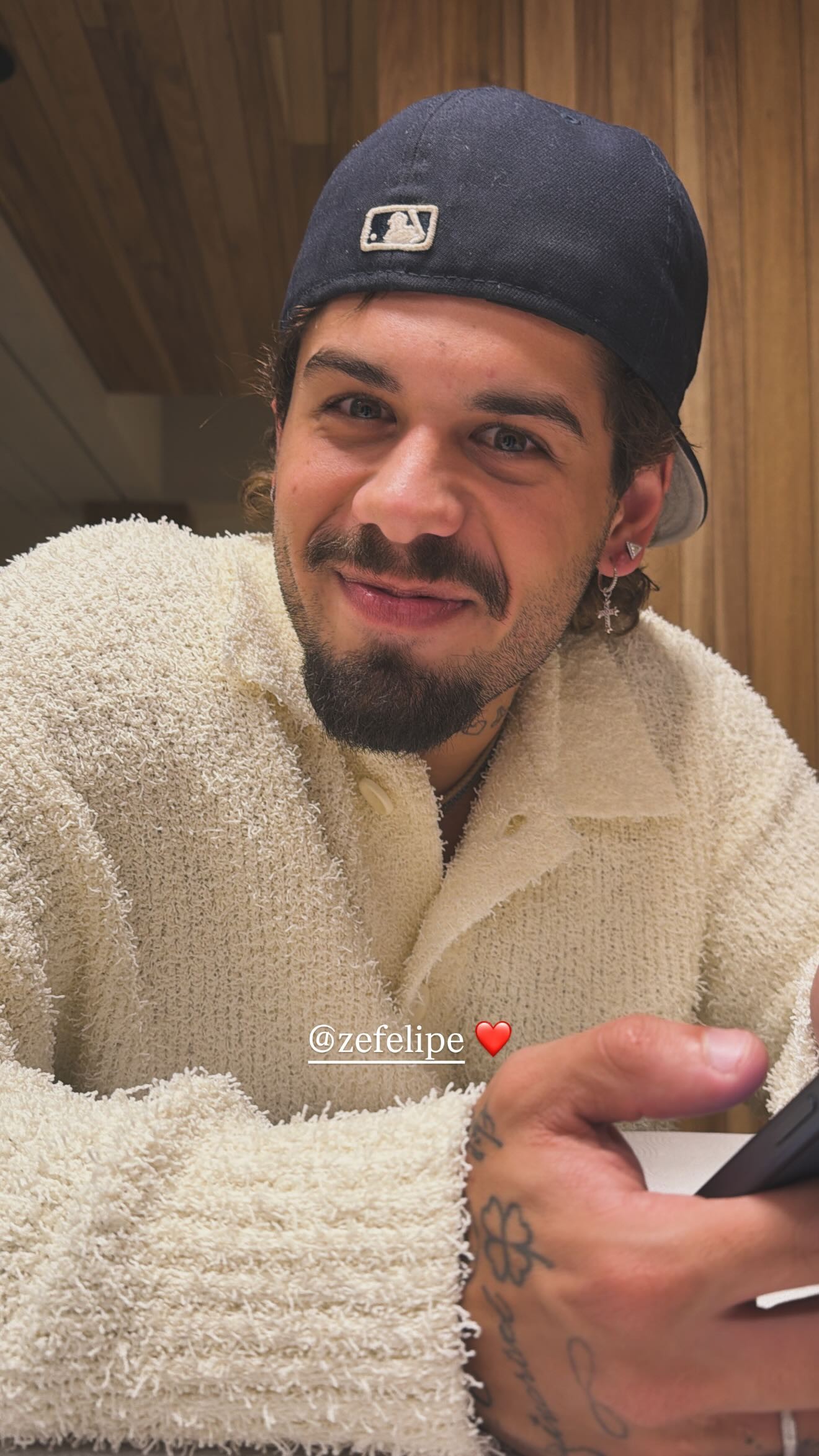 Ana Castela posta foto de Zé Felipe com emoji apaixonado de coração