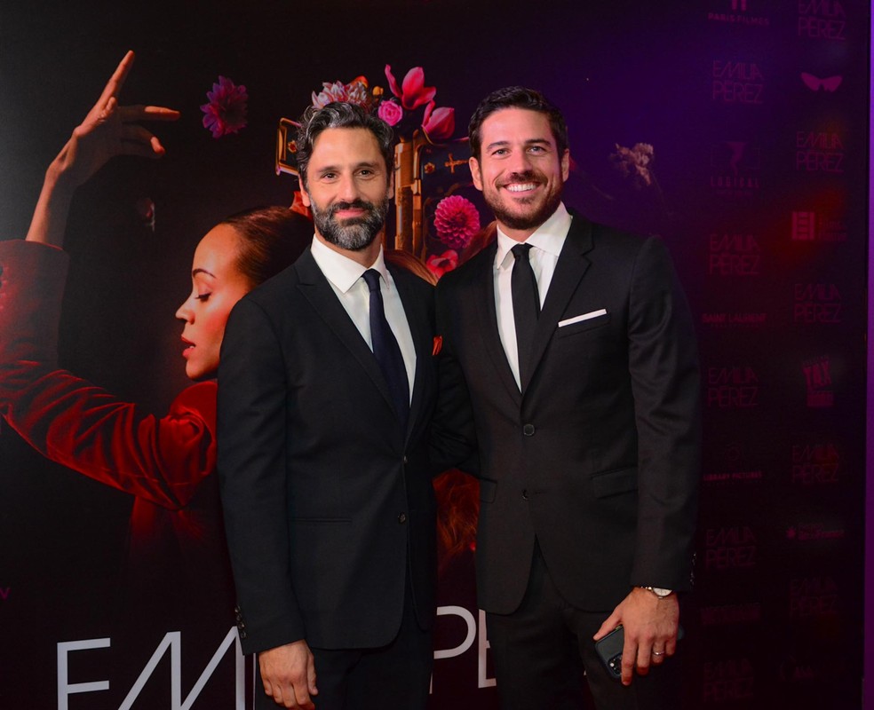 Marco Pigossi posa com o marido no Festival do Rio — Foto: AgNews