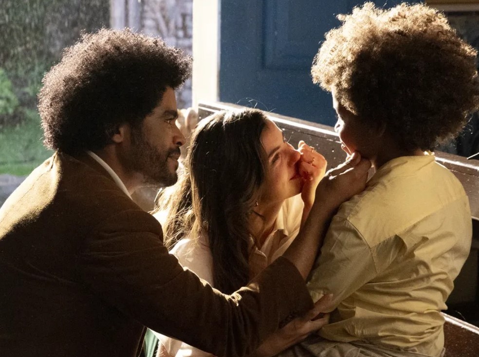 Orlando e Marê revelam a Marcelino que são seus pais — Foto: Leo Rosario/TV Globo