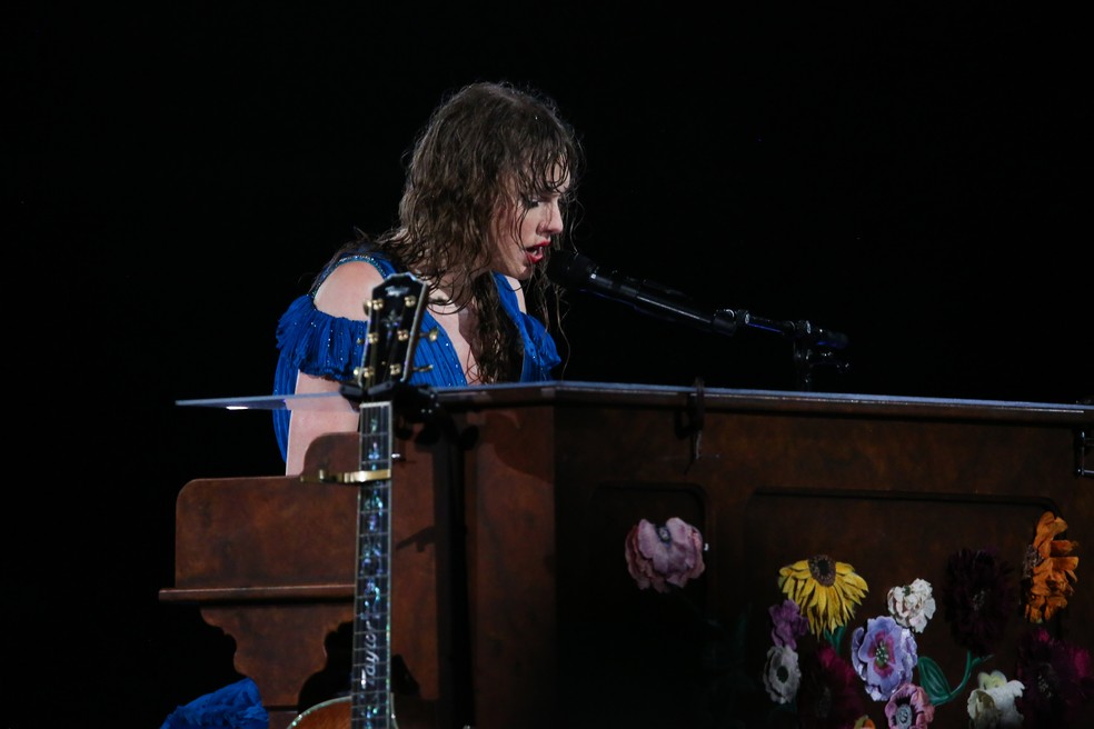 Taylor Swift cantando 'Bigger Than Whole Sky' — Foto: AgNews