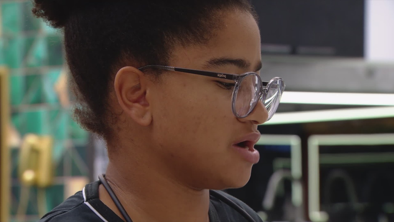 Em dia de Big Fone no BBB 26, Milena comenta com brother: 'Podia tocar'