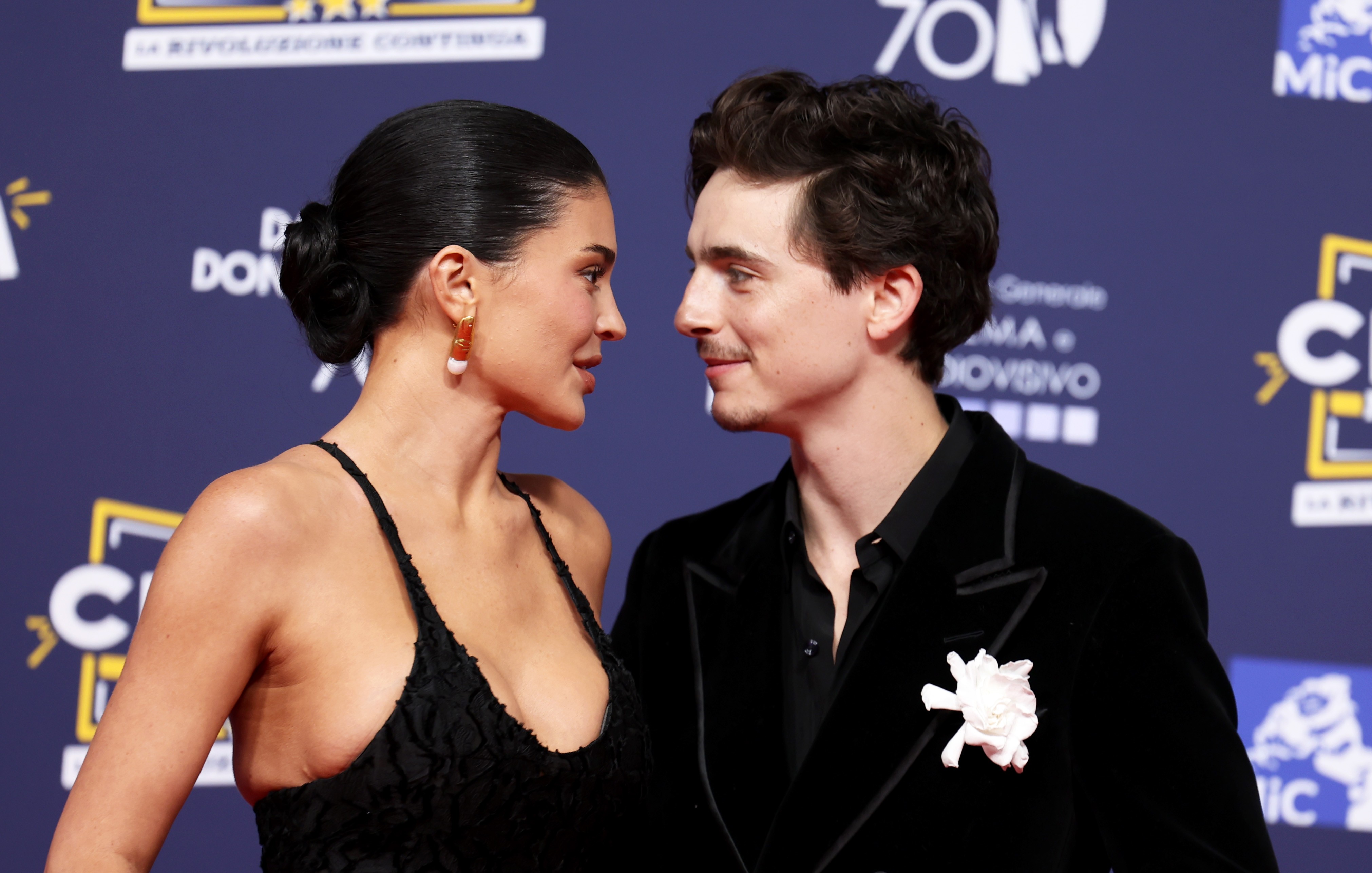 Kylie Jenner e Timothée Chalamet fazem estreia como casal em tapete vermelho na Itália