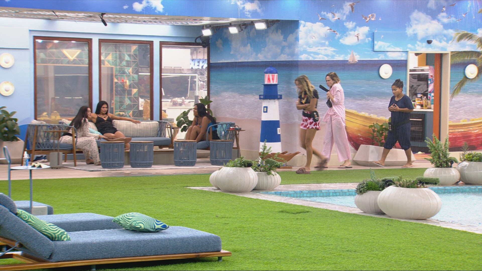 Ana Paula Renault, Milena e Samira passam ao lado de Chaiany, e sister conclui: 'Estão me tirando de falsa'