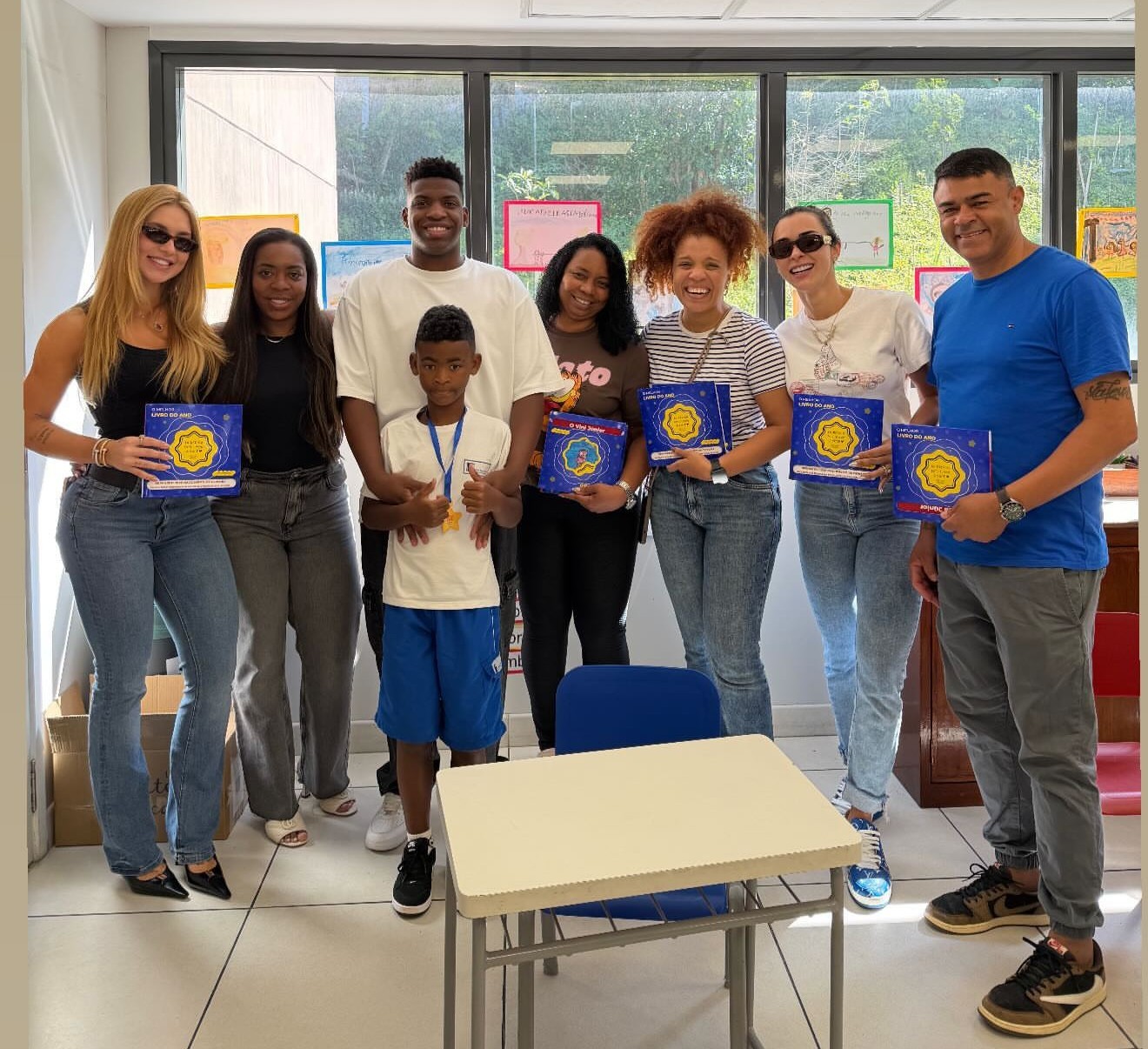 Virginia participa de momento família na escola do irmão caçula de Vini Jr.