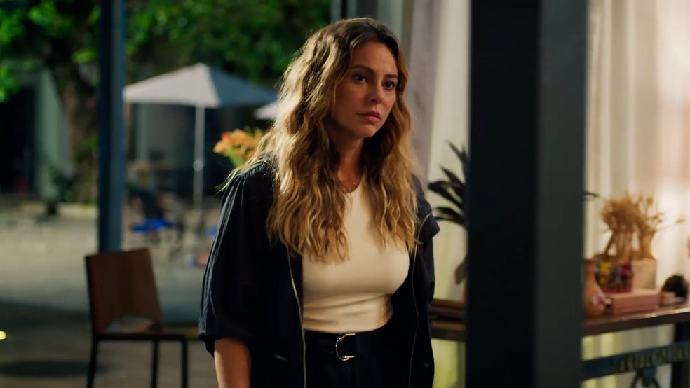 Heleninha vai procurar Raquel para falar sobre Ivan — Foto: Reprodução/TV Globo