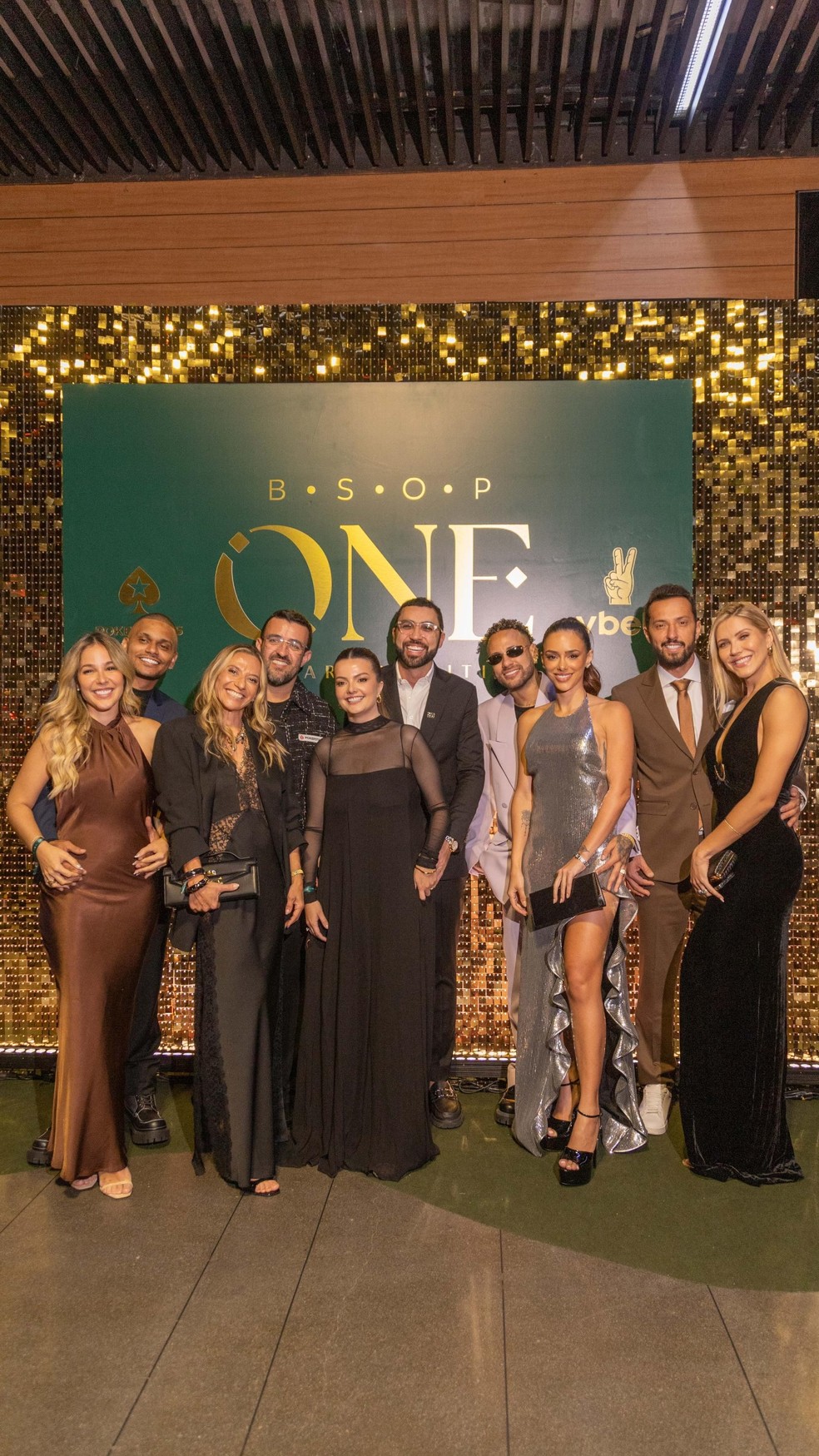 Neymar se declara para Bruna Biancardi em serenata ao som de Sandy & Júnior — Foto: Instagram