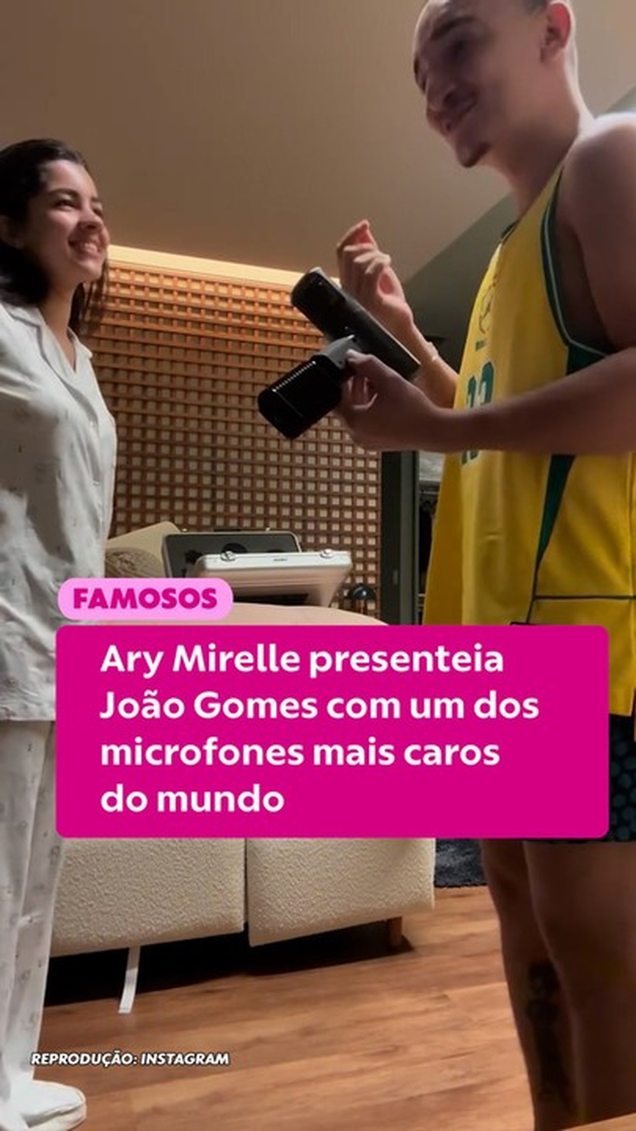 Ary Mirelle presenteia João Gomes com um dos microfones mais caros do mundo