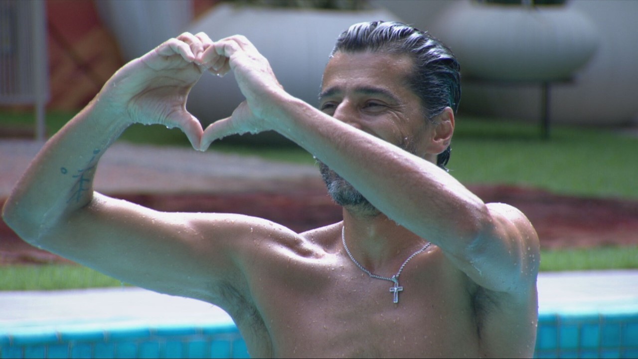 Babu Santana diz que vota em Alberto Cowboy, que faz 'coração' com a mão e responde: 'É recíproco'