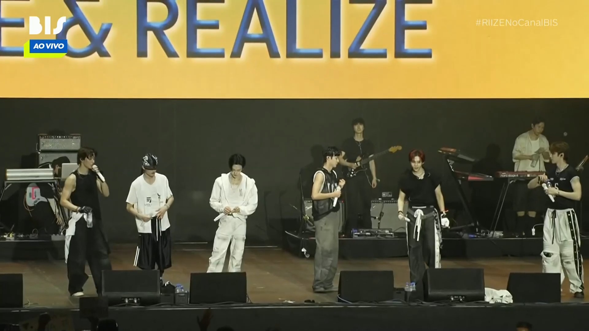 Integrantes do Riize dão show de simpatia e arriscam palavras em português: 'Eu não vou embora'