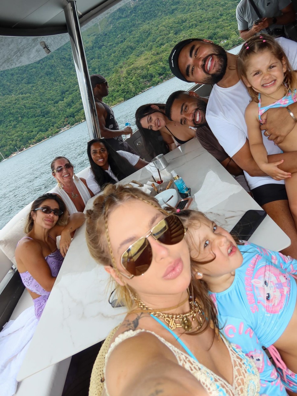 Fernanda Cristina, ao fundo, mãe de Vini Jr., também está em Mangaratiba — Foto: Reprodução Instagram