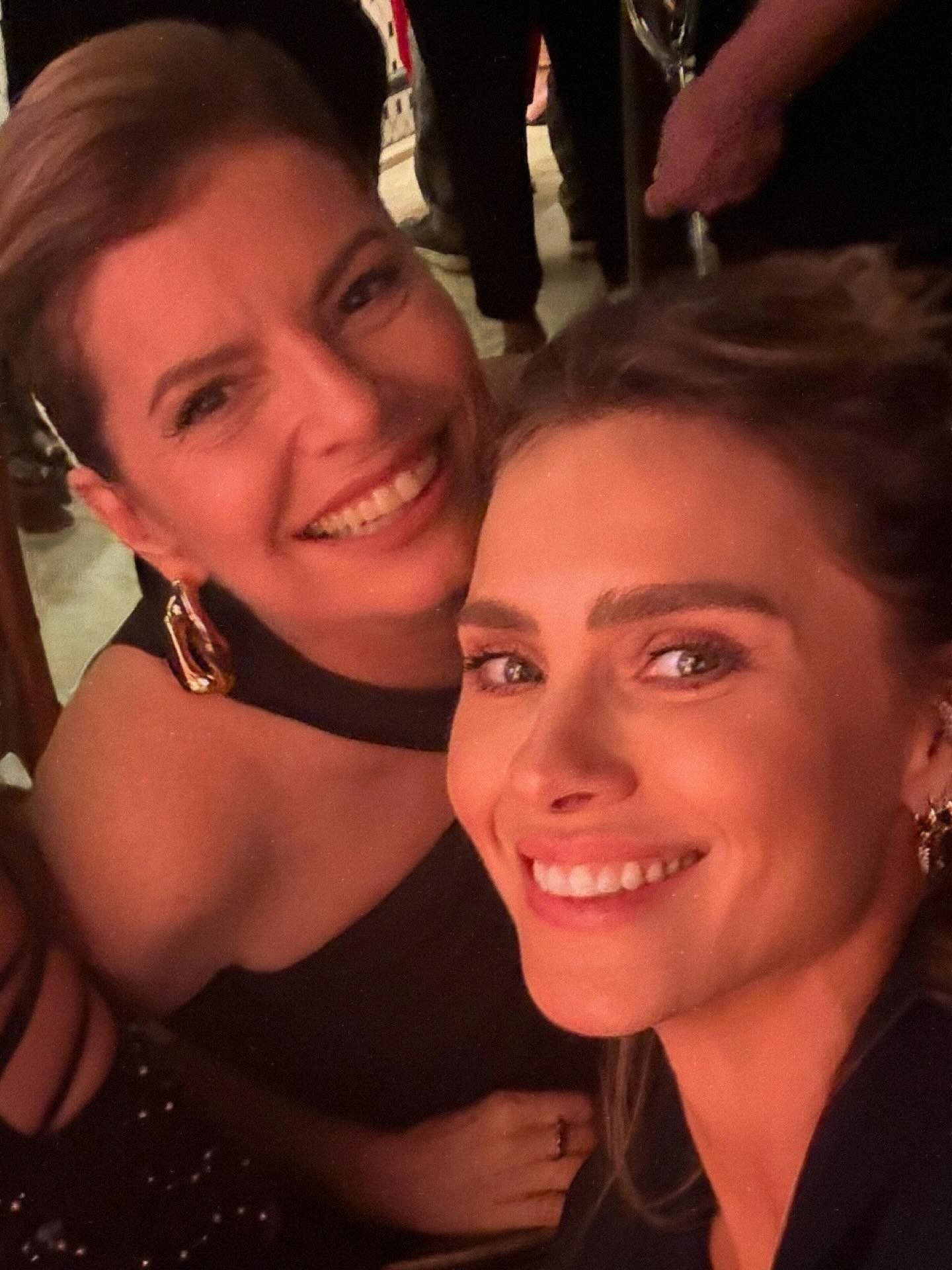 Carolina Dieckmmann brinca com morte de Odete Roitman em foto com Debora Bloch: 'Não quero que morra'