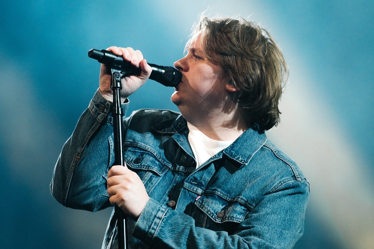 Atração do Lollapalooza 2026, Lewis Capaldi fez pausa de dois anos para tratar Síndrome de Tourette