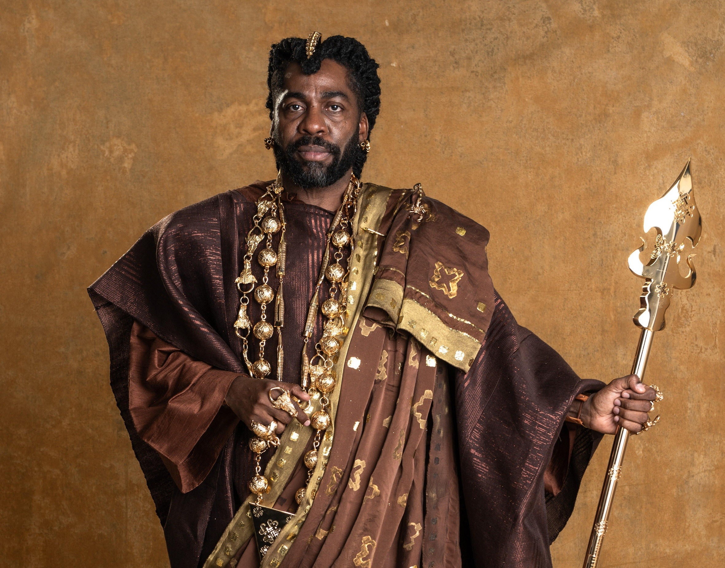 Lázaro Ramos comenta caracterização pesada para vilão de A Nobreza do Amor: 'Só os colares pesam 6 kg'