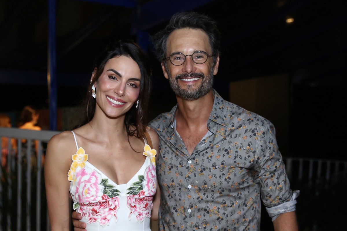 Rodrigo Santoro e a esposa, Mel Fronckowiak, curtem show de Caetano