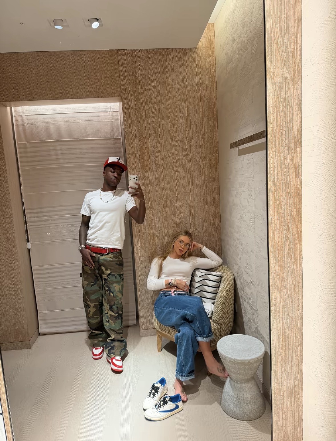 Vini Jr. abre álbum de fotos raras com Virginia e se declara: 'Sempre juntos'