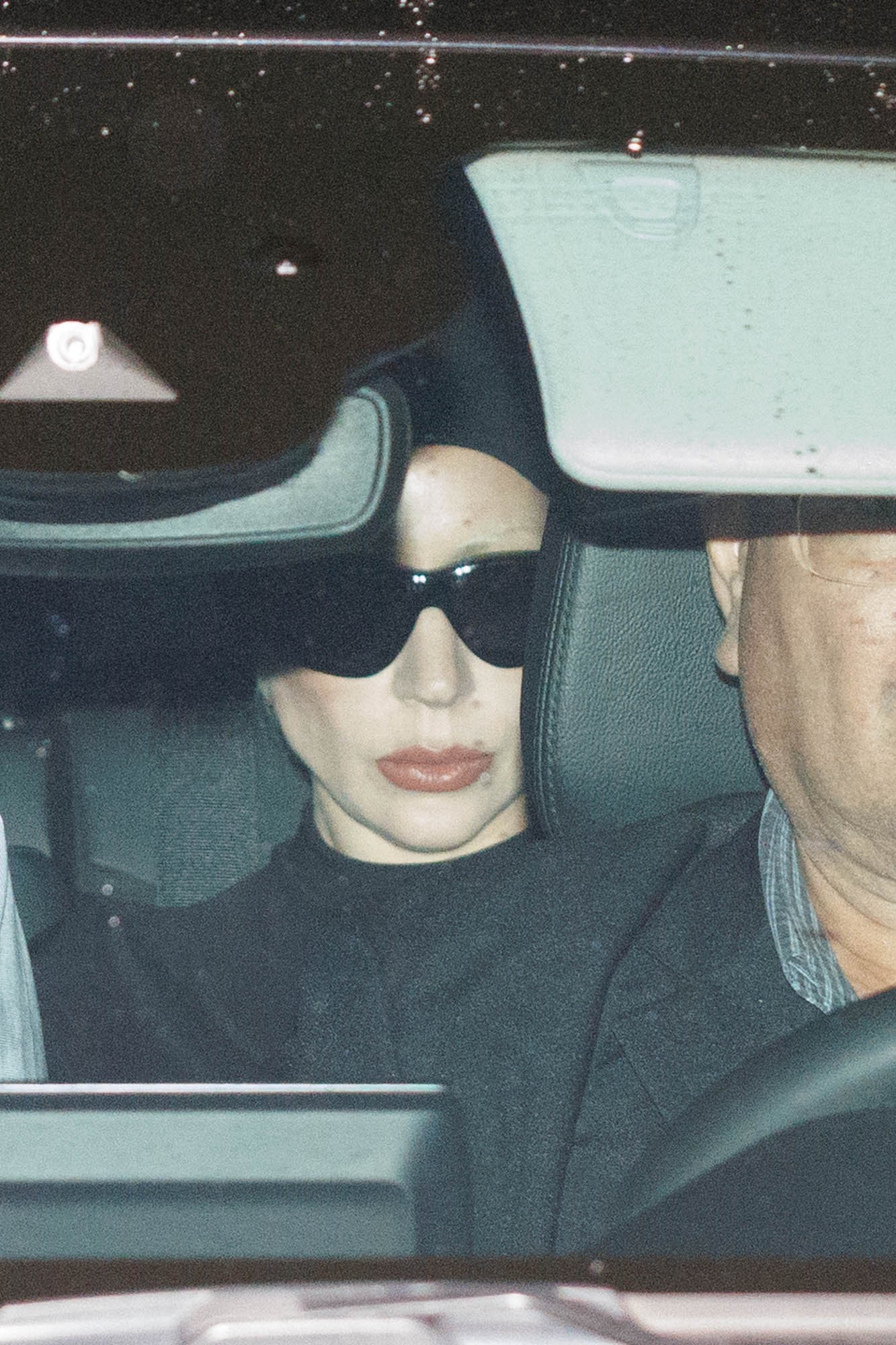 Fãs brasileiros celebram chegada de Lady Gaga para show na Praia de Copacabana: 'Respirando o mesmo ar que ela'