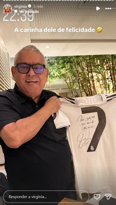 Virginia Fonseca mostra presente para presidente da Grande Rio: 'Carinha dele de felicidade'
