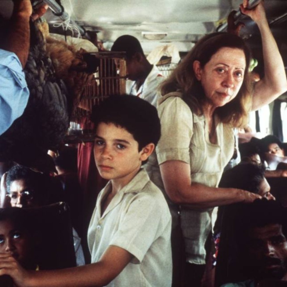 Fernanda Montenegro e Vinícius de Oliveira em cena do filme 'Central do Brasil' — Foto: Divulgação