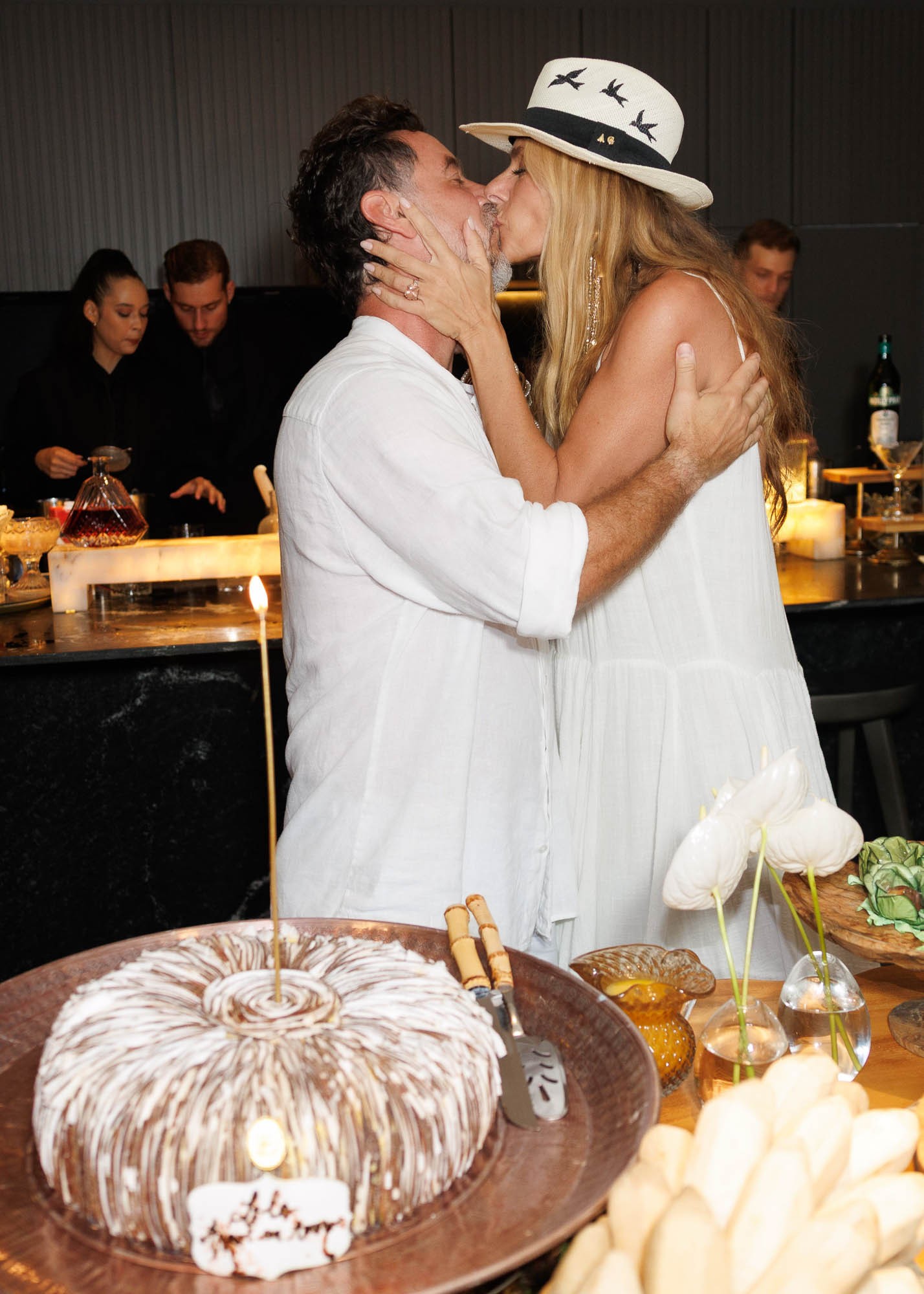 Aos beijos, Adriane Galisteu comemora aniversário do marido