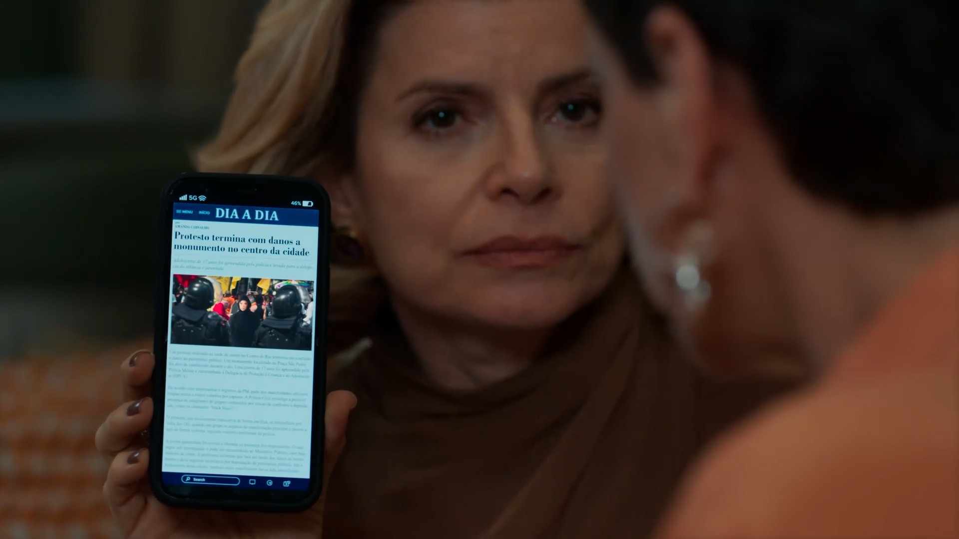 Vale Tudo: Maria de Fátima envia foto de Solange presa para Odete Roitman