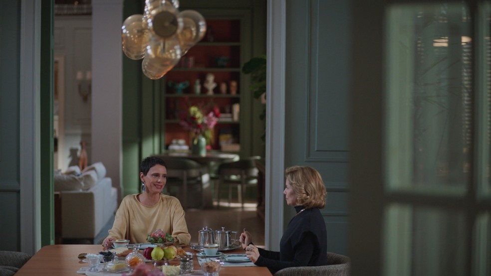 Durante o café, Odete revelará a Celina que pretende formalizar seu novo relacionamento — Foto: Reprodução/TV Globo