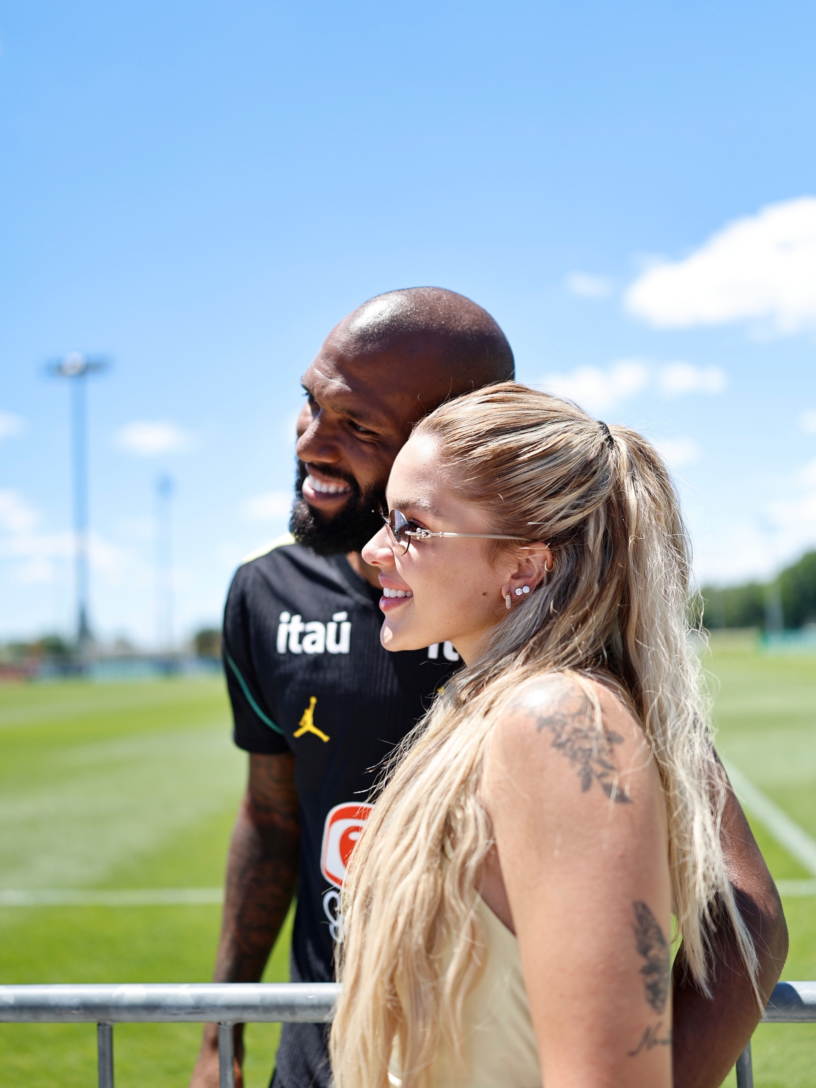 Mulher do jogador Igor Thiago compartilh visita ao marido na concentração da Seleção Brasileira