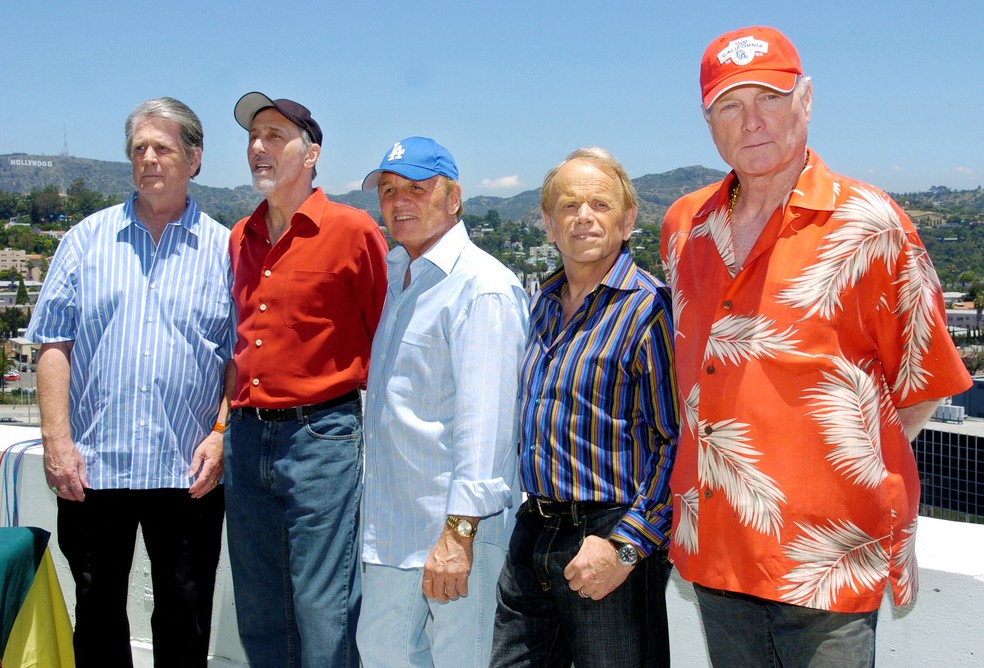 Brian Wilson com os outros membros do Beach Boys em Los Angeles — Foto: Reuters