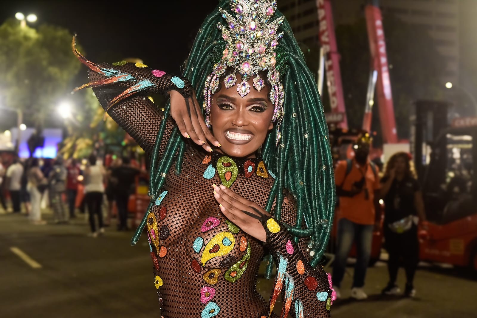 Com fantasia transparente, Carmem Mondengo repercute elogios de Ney Matogrosso sobre sua beleza