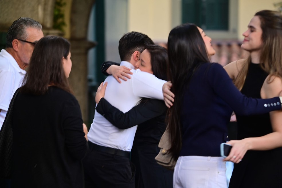 Familiares de Laura Cardoso se emocionam no velório da atriz — Foto: AgNews