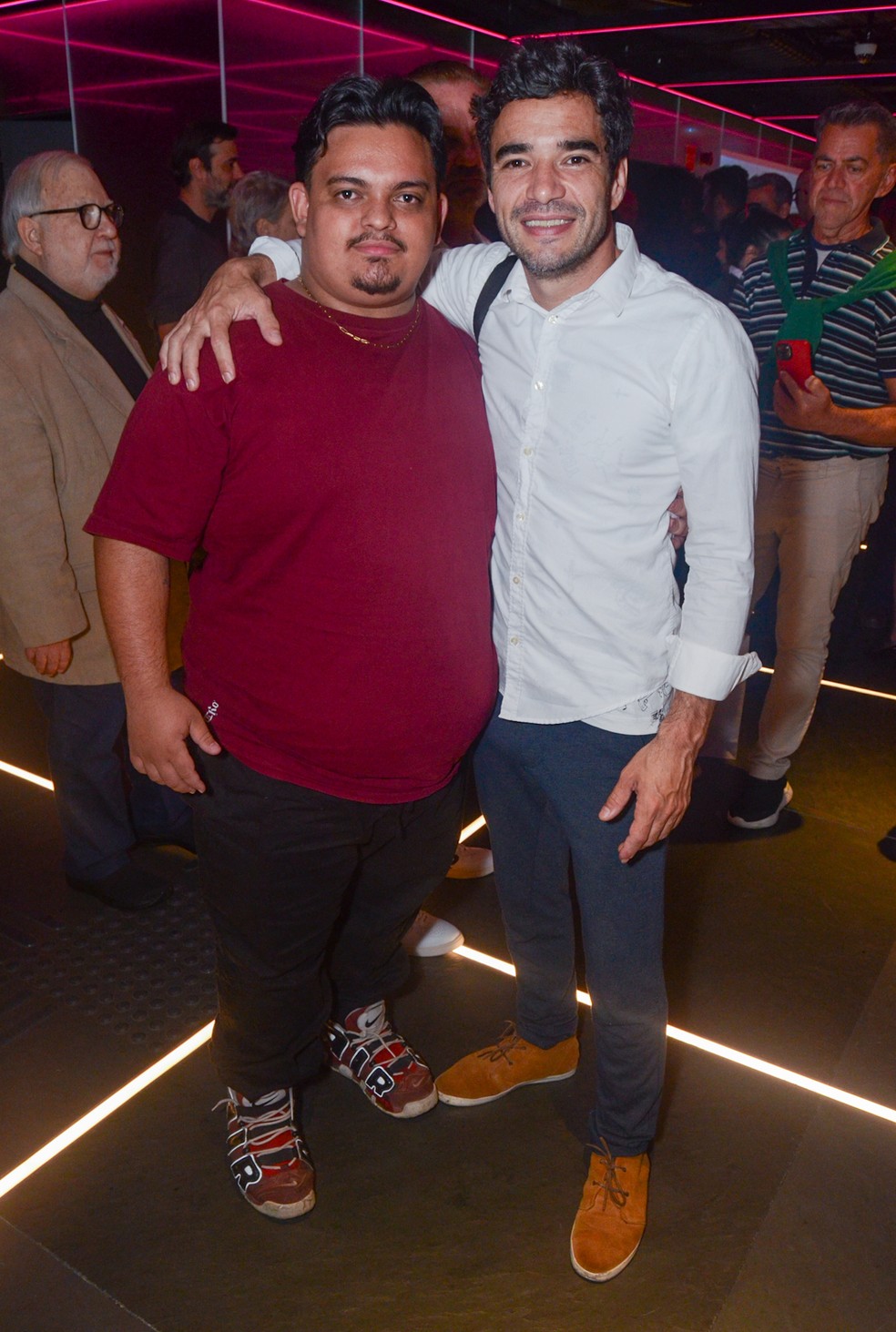 Caio Blat estreia peça e posa com filho mais velho nos bastidores — Foto: Araujo Agnews