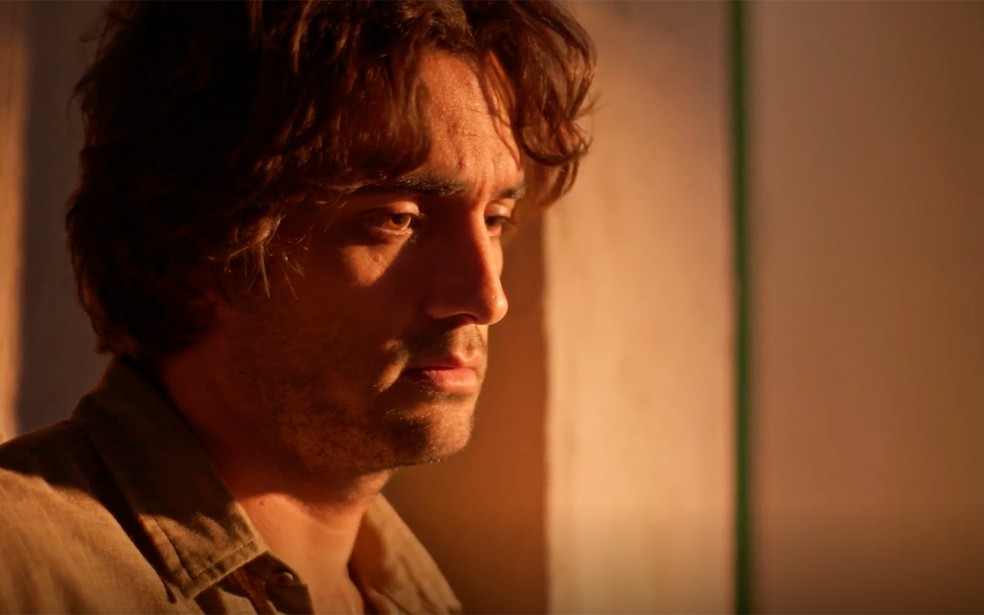 Artur sofre um sequestro misterioso em No Rancho Fundo — Foto: Globo