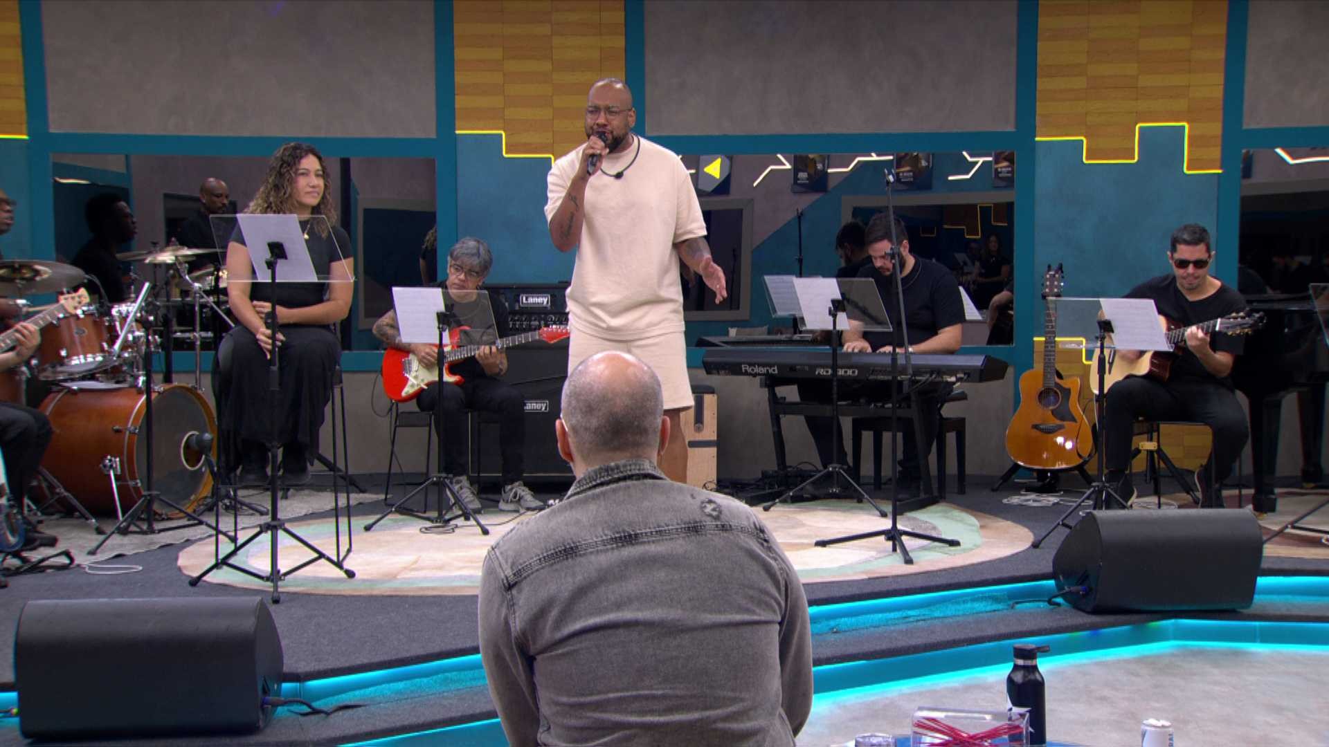 Na reta final do Estrela da Casa, cantores participam de ensaio com banda