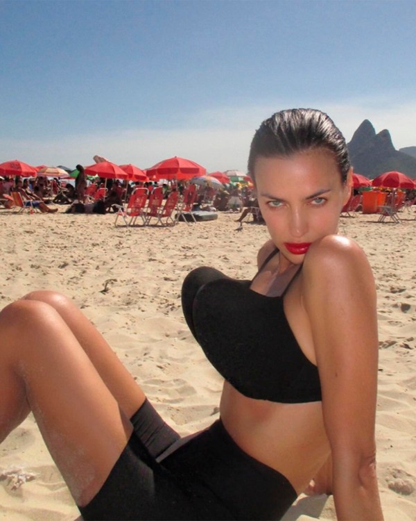 Irina Shayk abre álbum de fotos no Brasil com biquíni diferente