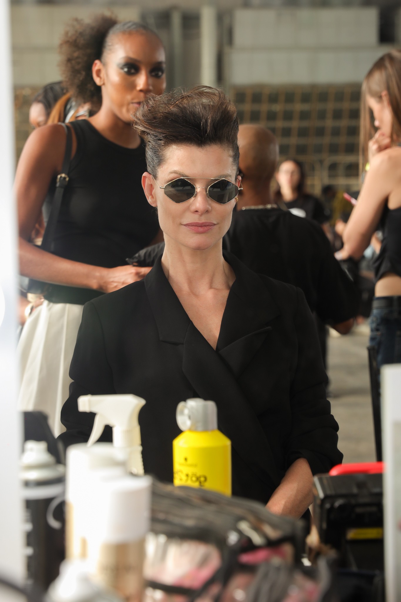 Alinne Moraes se prepara para desfile no SPFW