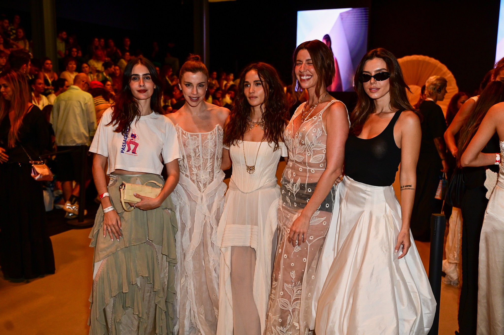 Alice Wegmann, Giovanna Lancellotti e mais famosas ousam na transparência em desfile de Helô Rocha