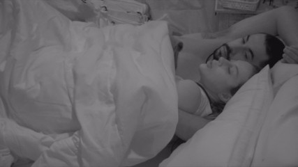BBB 25: relembre beijões e casais debaixo do edredom