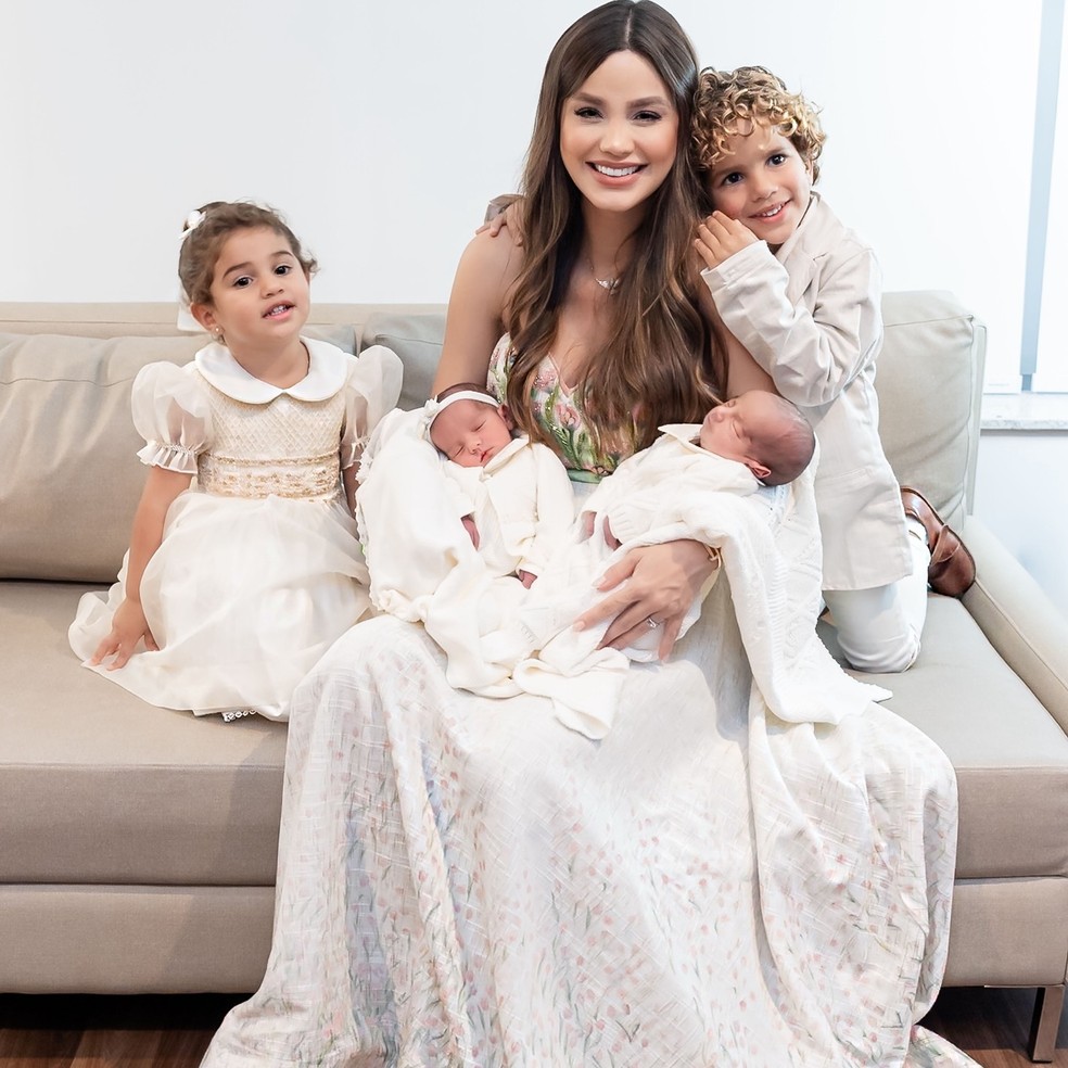 Biah Rodrigues com os quatro filhos — Foto: Reprodução/Instagram