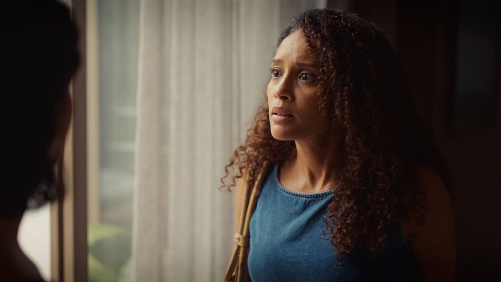 Raquel descobre que Fátima roubou documentos de Laís — Foto: Reprodução/TV Globo