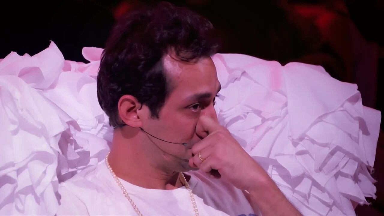 Eduardo Sterblitch chora com declaração do pai no Domingão: 'Sei que não fui o que você mereceu ter'