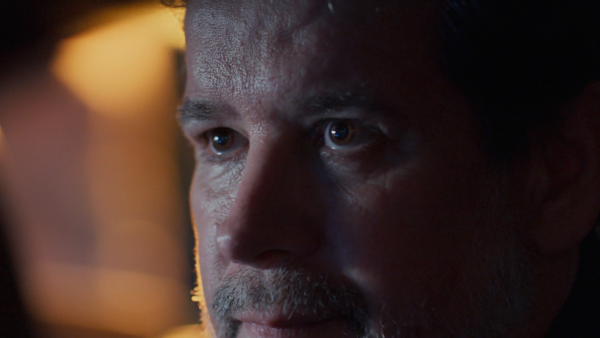 Três Graças: Leonardo salva Viviane e é atropelado por Ferette