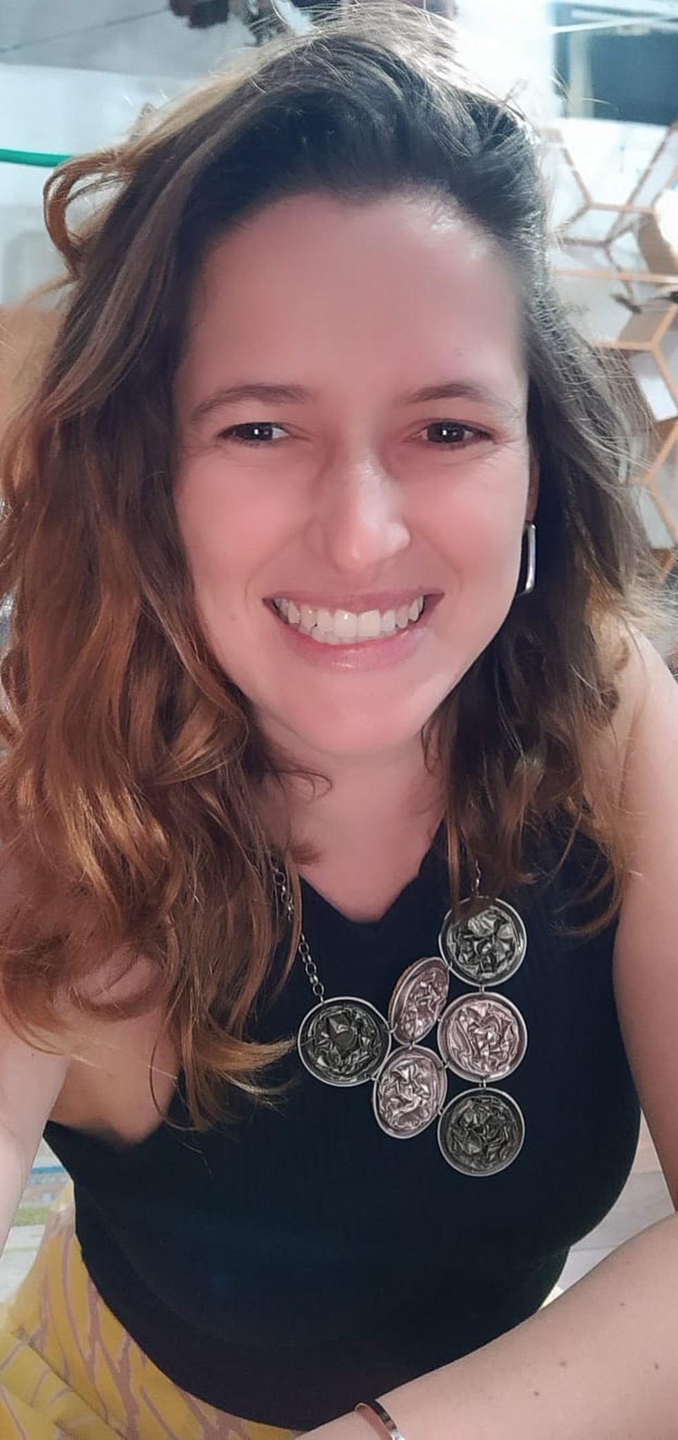 Professora universitária, Carla Moura foi pega de surpresa com a gravidez. Apesar do susto, ela relata que a maternidade chegou no melhor momento de sua vida — Foto: Arquivo pessoal